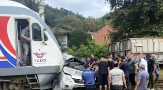 Zonguldak'ta Yolcu Treni ile Hafif Ticari Araç Çarpıştı