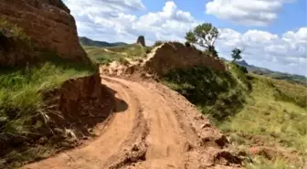 Kestirme yol için Çin Seddi'nin bir bölümünü yıkan 2 işçi gözaltına alındı