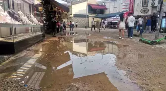 İzmir'de Sağanak Yağış Cadde ve Sokakları Göle Çevirdi