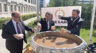 Niğde Barosu Adliye Bahçesinde Aşure İkramı Gerçekleştirdi