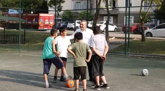 Sincan Belediye Başkanı Murat Ercan, çocuklarla top oynadı