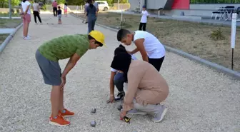 Eskişehir'de çocukları ile Bocce petank öğrenen veliler yarıştı