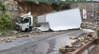 İstanbul'da sel sonrası çöken duvar, kamyoneti ikiye böldü