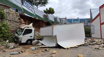 İstanbul'da sel felaketinde istinat duvarı kamyonetin üzerine çöktü