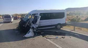 Tunceli'de Minibüsler Çarpıştı: 3 Yaralı