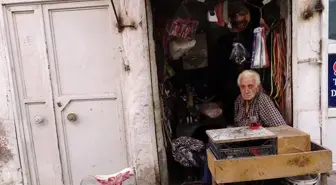80 Yaşındaki Hıdır Bahader, Zor Şartlara Rağmen Ayakkabı Tamiri Yapıyor