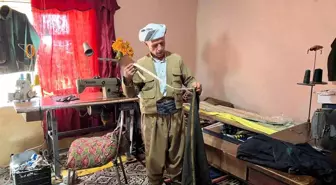 Hakkari'de terzilik yapan Mevlüt Özer, yöresel elbiseleriyle dikkat çekiyor