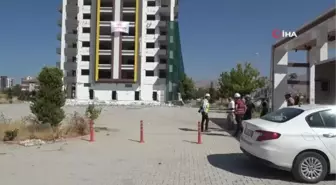 Malatya'da ağır hasarlı binalar patlayıcı ile yıkılıyor