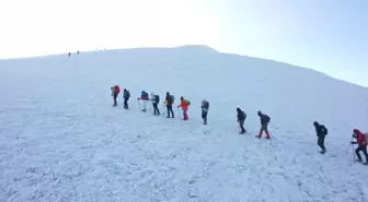 Ağrı Dağı'ndaki Takke Buzulu Küçülüyor