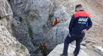 Mersin'de bin 40 metre derinlikteki Morca Mağarası'nda mide kanaması geçiren ABD'li bilim adamı Mark Dicky böyle görüntülendi