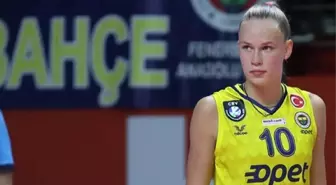 Güzelliğiyle büyüleyen voleybolcunun sevgilisi de Fenerbahçeli çıktı! Yıldız futbolcuyla aşk yaşıyor