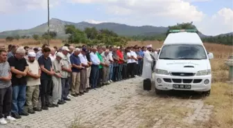 Sel Felaketinde Hayatını Kaybeden Emekli Öğretmen ve Eşi Yan Yana Toprağa Verildi