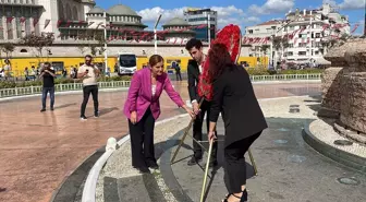 CHP İstanbul il yöneticileri Cumhuriyet Anıtı'na çelenk sundu