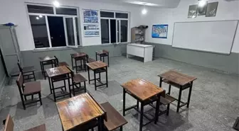 Doktor ve sağlık çalışanları köy okulunu onardı