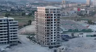 Hatay'da dinamitle yıkılan 57. binadan geriye enkaz kaldı