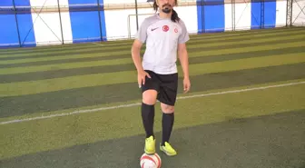 Görme Engelli Sporcu Feyzullah Ayğan, Halı Sahada Antrenman Yapıyor