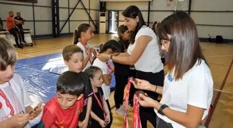 Hakkari'de Öğrencilerden Muhteşem Jimnastik Gösterisi
