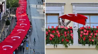 İzmir'de coşkulu kutlama! Türk ordusunun 101 yıl önce şehre girerken kullandığı güzergahta dev Türk bayrağı taşıdılar