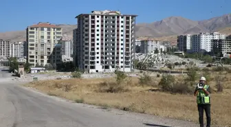 Malatya'da ağır hasarlı bina patlayıcıyla yıkıldı