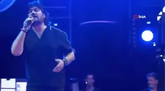 Ahmet Şafak Konserinde Düşme Tehlikesi Geçirdi