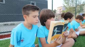 Tekirdağ'da yaz spor okuluna katılan öğrenciler kitap okuma alışkanlığını sahada kazanıyor