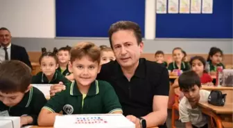 Tuzla Belediyesi 50 Bin Öğrenciye Kırtasiye Seti Hediye Etti
