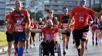 İzmir'in düşman işgalinden kurtuluşunun 101. yılına özel düzenlenen yarı maraton büyük ilgi gördü