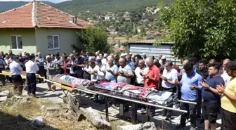 Denizli'de meydana gelen kazada hayatını kaybeden 4 kişi Burdur'da defnedildi