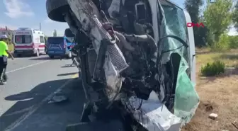 ELAZIĞ'DA TUR MİNİBÜSÜ YOLCU OTOBÜSÜNE ÇARPTI: 18 YARALI