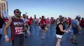 İzmir'de düzenlenen 9 Eylül İzmir Yarı Maratonu büyük heyecana sahne oldu