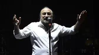 Volkan Konak, Bademlidere Cumhuriyet Parkı'nın açılışında konser verdi