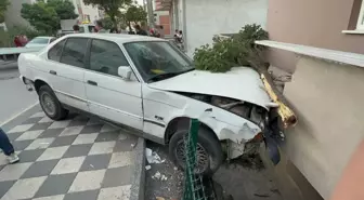 Darıca'da otomobil yokuşta kontrolden çıkarak balkon duvarına çarptı: 2 yaralı