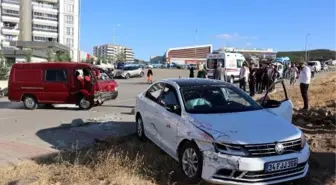 Keşan'da Kontrolden Çıkan Otomobil Minibüse ve Yayalara Çarptı: 3 Yaralı