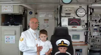 İzmir'in işgalden kurtuluşunun 101'inci yılı etkinlikleri kapsamında TCG Burgazada ve TCG Osmangazi gemileri ziyarete açıldı