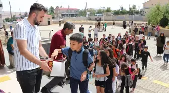 Bingöl'ün Karlıova ilçesinde öğrencilere okul yönetimi tarafından çikolata ve kolonya ikramı