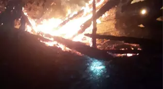 Çorum'un Bayat ilçesinde yangın: 2 ev ve samanlık kullanılamaz hale geldi