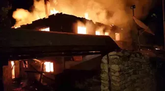 Safranbolu'da İki Katlı Ev Yangında Küle Döndü