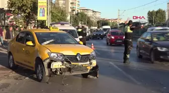 Bursa'da taksiye çarpan otomobil kapalı markete girdi, 1 kişi yaralandı