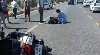 Edremit'te motosiklet ile araç çarpıştı, yaralı sürücüye çevredekiler yardım etti