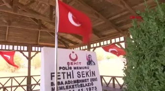 FETHİ SEKİN'İN ŞEHİT OLDUĞU İZMİR'DEN ALDIĞI BAYRAĞI, BİN 500 KİLOMETRE BİSİKLET SÜREREK KABRİNE ULAŞTIRDI