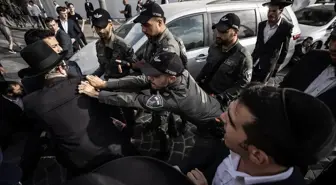 İsrail polisi, asker kaçağı Haredi gencin gözaltına alınmasını protesto eden göstericilere müdahale etti