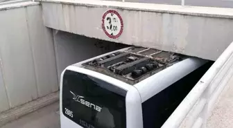 Tur Midibüsü Alt Geçitte Sıkıştı