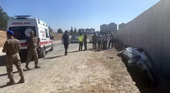 Adıyaman'da Otomobil İstinat Duvarına Çarptı: Sürücü Yaralandı