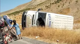 Şanlıurfa Birecik'te Minibüs Devrildi: 2 Yaralı