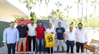 Mersin Büyükşehir Belediye Başkanı Vahap Seçer, MSK Erkek Basketbol Takımı ile Sezon Öncesi Buluştu