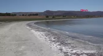 Burdur Gölü'nde Sahil Mor Renge Büründü