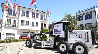 Şile Belediyesi'ne sıfır kilometre greyder hibe edildi