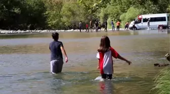 Sıcaktan bunalan vatandaşlar derede serinliyor