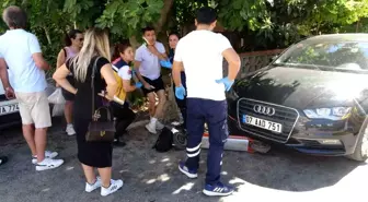 Antalya'da elektrikli scooter ile ticari taksi çarpıştı: 1 yaralı