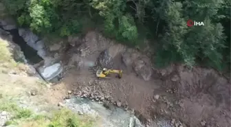 Akarsu ıslahı çalışmasında suya çimento karıştı, binlerce balık telef oldu